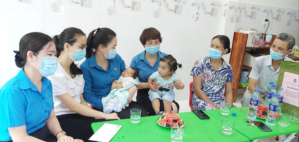 Điều dưỡng Phạm Trung Thực, Bệnh viện Việt Nam-Thụy Điển tham gia chống dịch ở TP Hồ Chí Minh hơn 2 tháng chưa về nhà, chỉ kịp nhìn con gái mới sinh qua điện thoại.