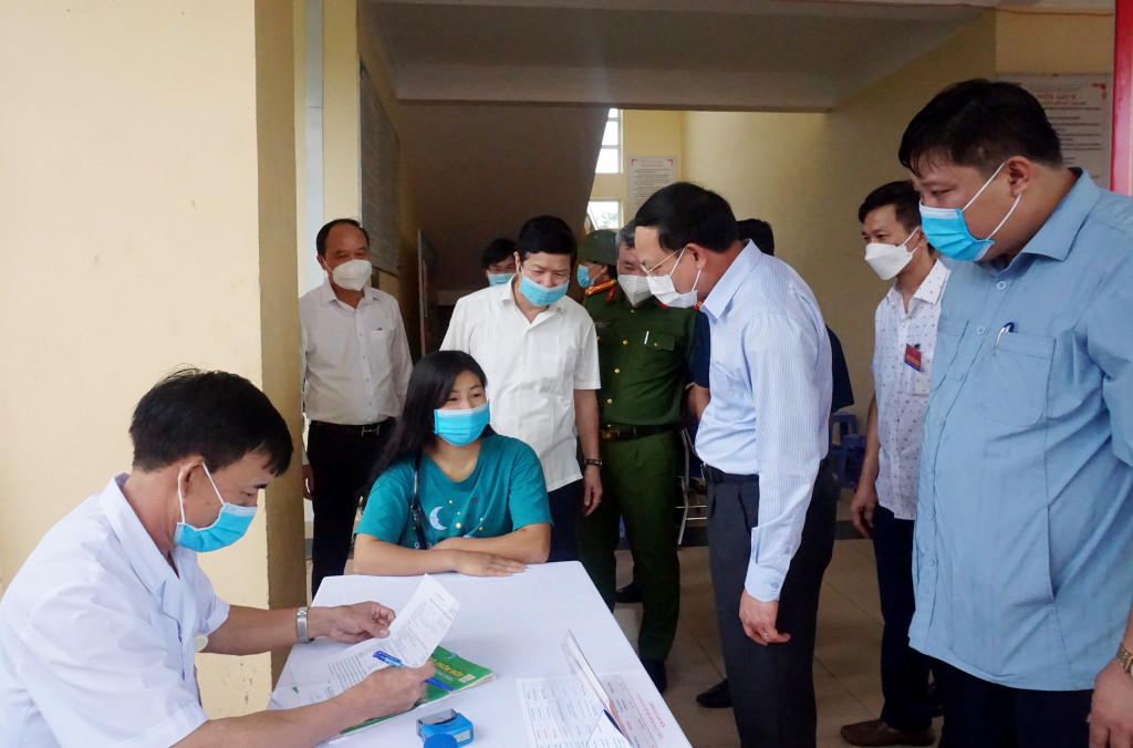 Đồng chí Nguyễn Xuân Ký, Ủy viên Trung ương Đảng, Bí thư Tỉnh ủy, Chủ tịch HĐND tỉnh kiểm tra công tác tiêm chủng vắc-xin phòng Covid-19 tại điểm tiêm xã Nam Sơn, huyện Ba Chẽ.
