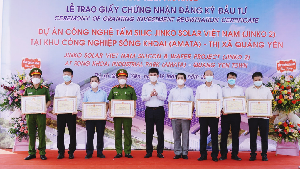 Đồng chí Ngô Hoàng Ngân, Phó Bí thư Thường trực Tỉnh ủy trao bằng khen của UBND tỉnh cho các tập thể có thành tích trong công tác thẩm định cấp giấy chứng nhận đăng ký đầu tư dự án.