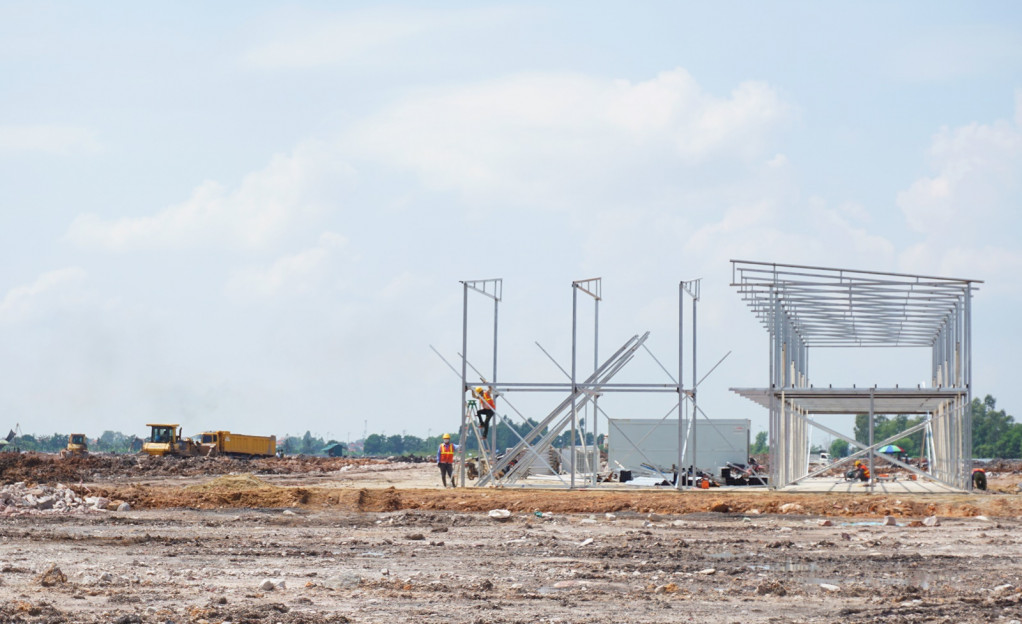 Chủ đầu tư huy động phương tiện máy móc triển khai thi công dự án.