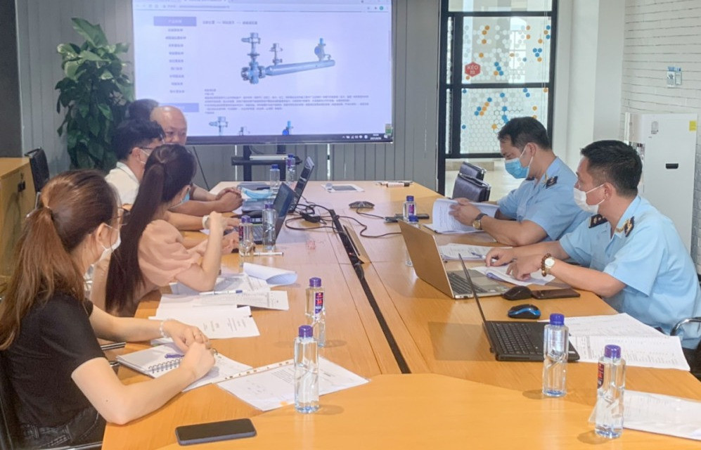 Chi cục Hải quan Cửa khẩu Móng Cái làm việc với Công ty TNHH KCN Texhong Việt Nam nhằm tháo gỡ khó khăn trong hoạt động XNK của doanh nghiệp, tháng 8/2021.