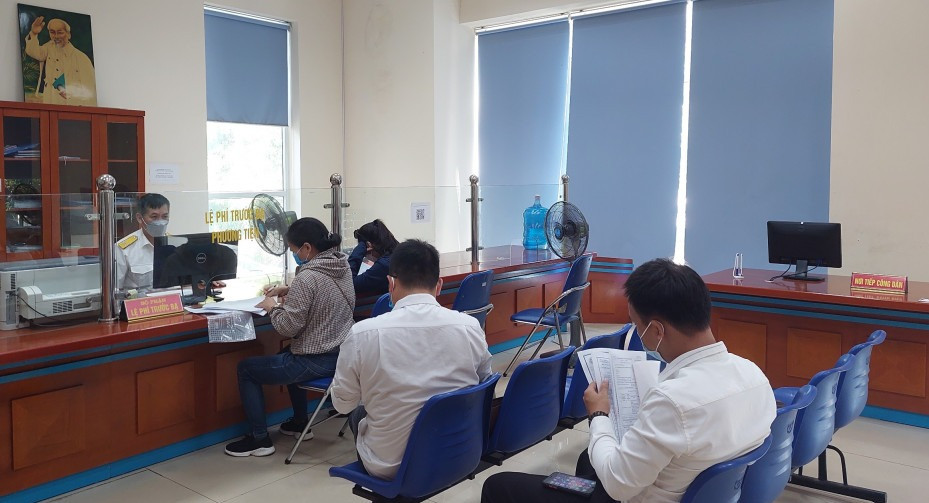 Các hộ kinh doanh làm thủ tục miễn giảm thuế tại Chi cục Thuế Móng Cái.