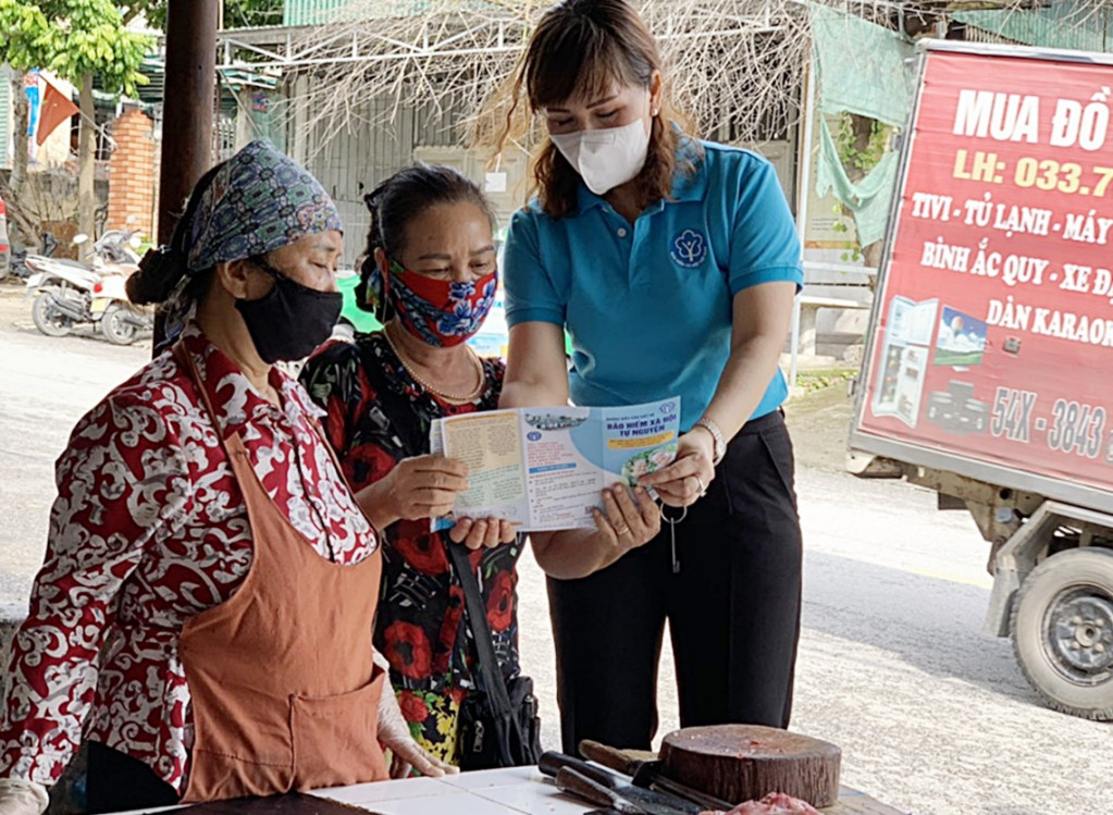Cán bộ BHXH TP Uông Bí vận động người dân tại các chợ dân sinh tham gia BHXH tự nguyện.