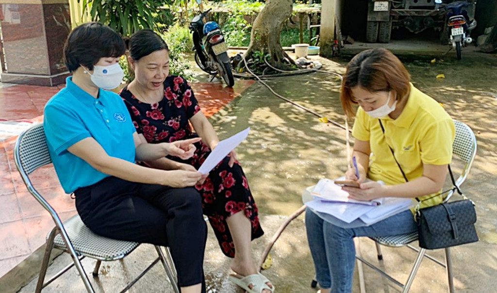 Cán bộ, nhân viên BHXH huyện Ba Chẽ và Bưu điện huyện Ba Chẽ vận động người dân trên địa bàn tham gia BHXH tự nguyện.