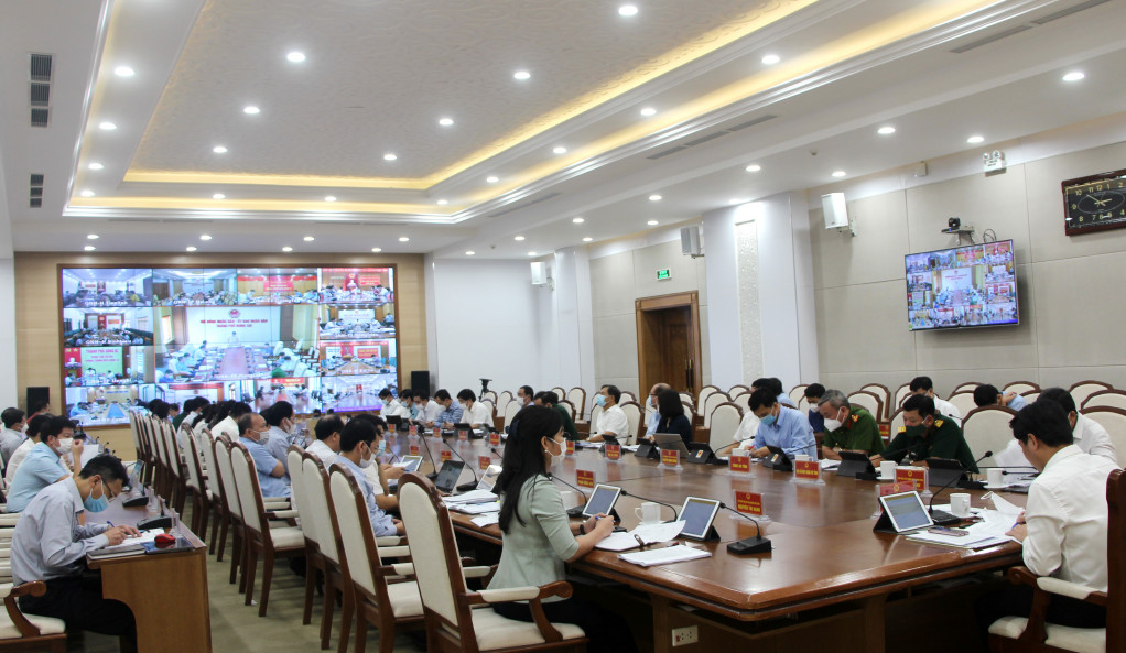 Phiên họp truyền hình trực tuyến đến 13 địa phương trong tỉnh.