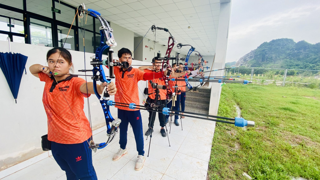 Đội tuyển Bắn cung Quảng Ninh có nhiều ưu thế về điều cơ sở vật chất và trang thiết bị luyện tập, thi đấu.