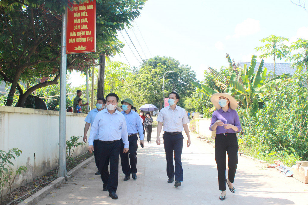 Đoàn công tác số 3 của Ban Thường vụ Tỉnh ủy kiểm tra xây dựng nông thôn mới trên địa bàn xã Hải Sơn, TP Móng Cái.