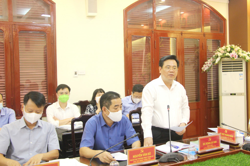 Đồng chí Hoàng Bá Nam, Bí thư Thành ủy Móng Cái báo cáo tại buổi làm việc.