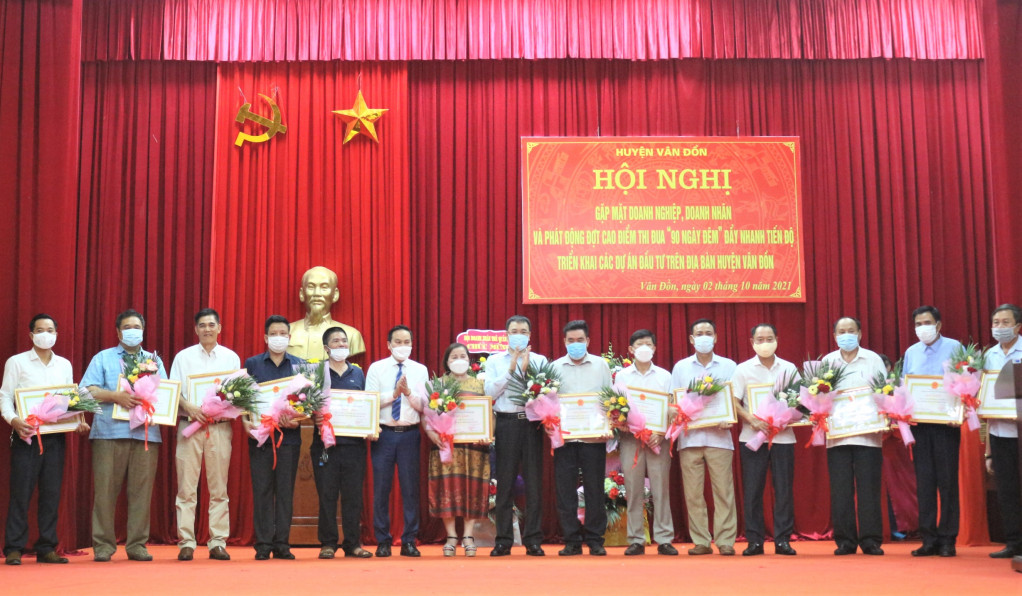 UBND huyện khen thưởng cho 16 doanh nghiệp đã có hoạt động sản xuất kinh doanh giỏi năm 2021