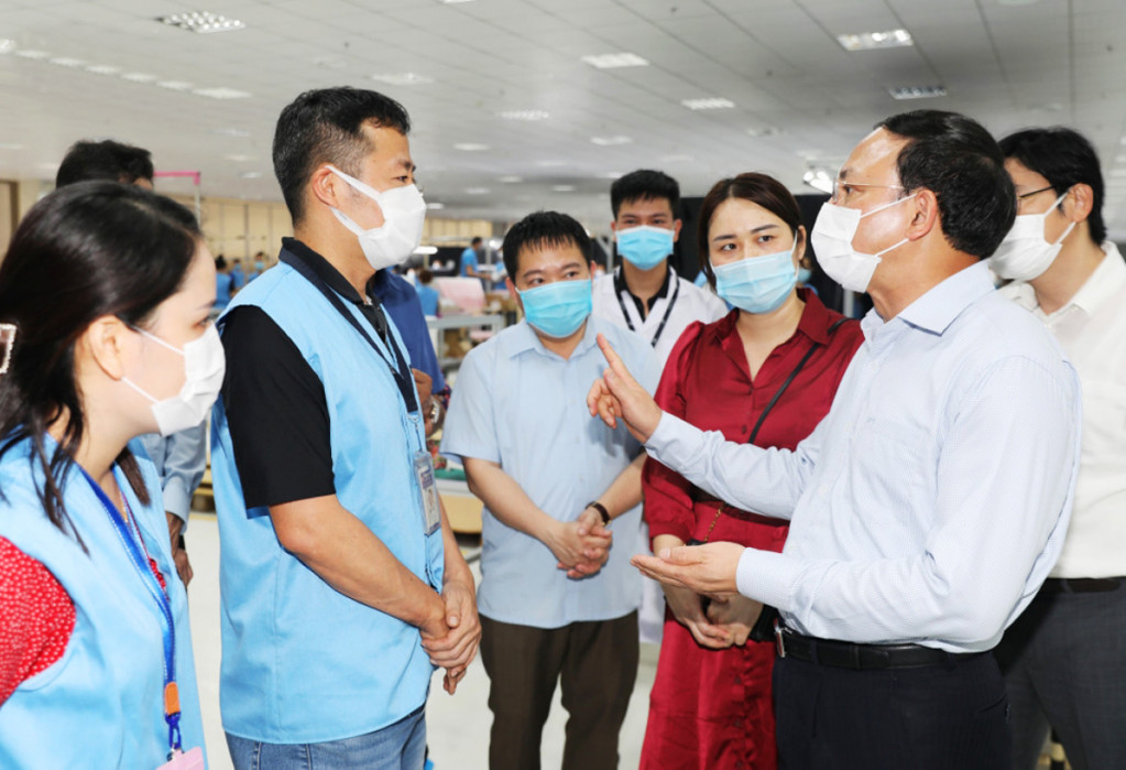 Đồng chí Nguyễn Xuân Ký, Ủy viên Trung ương Đảng, Bí thư Tỉnh ủy, Chủ tịch Hội đồng nhân dân tỉnh Quảng Ninh kiểm tra công tác phòng, chống dịch COVID-19, bảo đảm an toàn sản xuất ở nhà máy sản xuất linh kiện điện tử thuộc Tập đoàn Foxconn tại Khu công nghiệp Đông Mai (thị xã Quảng Yên), tháng 6-2021_Ảnh: baoquangninh.com.vn