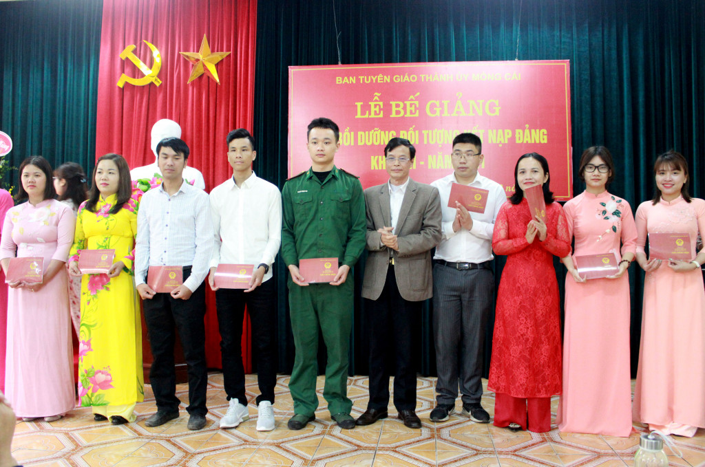 TP Móng Cái thường xuyên tổ chức các lớp bồi dưỡng để tạo nguồn phát triển đảng viên mới.