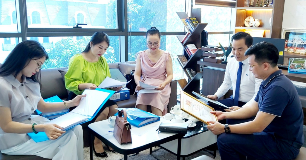 Anh Nguyễn Văn Văn (áo trắng) làm việc với Hội doanh nhân trẻ tỉnh.