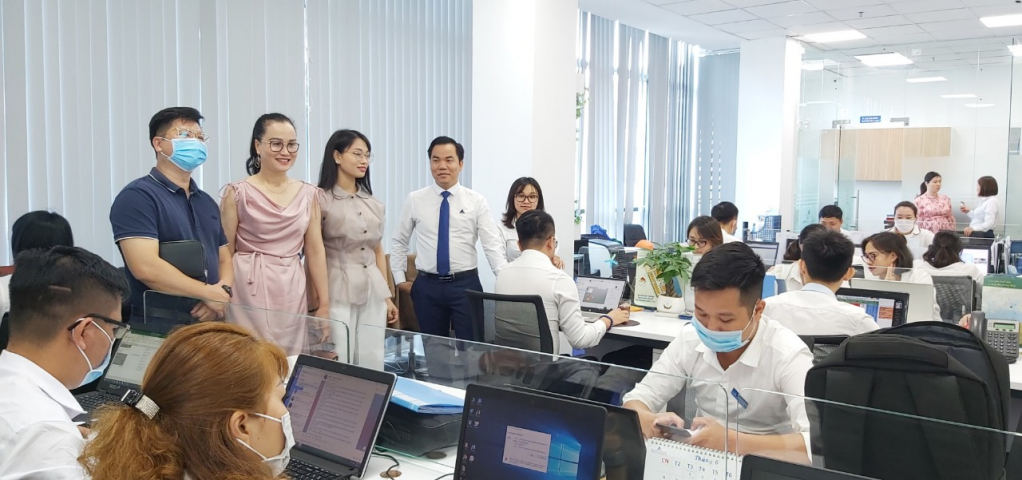 Anh Nguyễn Văn Văn giới thiệu cho Hội doanh nhân trẻ Quảng Ninh về Công ty của mình.