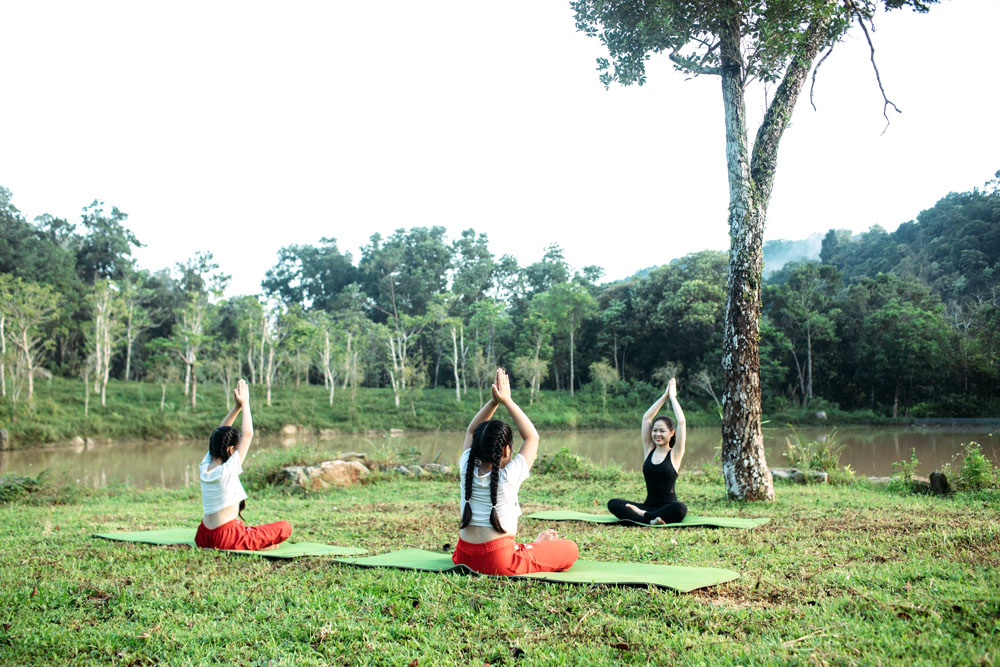Du khách trải nghiệm Yoga đón bình minh tại Khu nghỉ dưỡng Làng Nương (Yên Tử)
