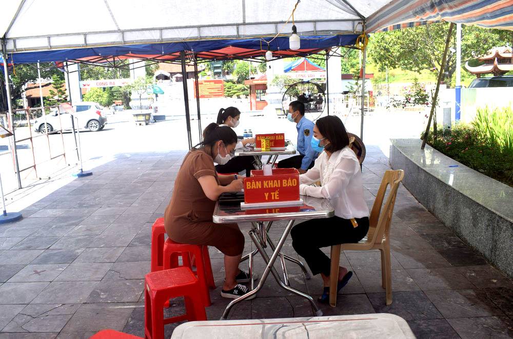 Du khách khai báo y tế trước khi vào đền Cửa Ông
