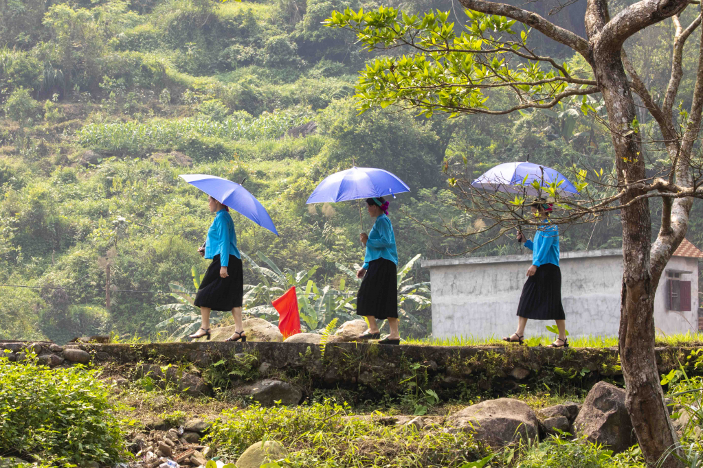 Những chị em phụ nữ Sán Chỉ ở Húc Động - nơi sinh sống đông nhất người Sán Chỉ ở Bình Liêu trên đường đi hội.