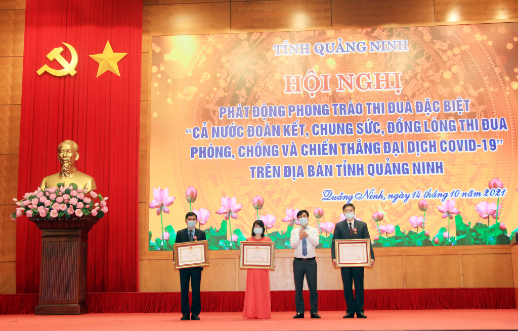 Đồng chí Nguyễn Tường Văn, Chủ tịch UBND tỉnh, Trưởng Ban Thi đua - Khen thưởng tỉnh trao Huân chương Lao động hạng Ba cho các cá nhân đã có thành tích xuất sắc trong công tác, góp phần vào sự nghiệp xây dựng CNXH và bảo vệ Tổ quốc.