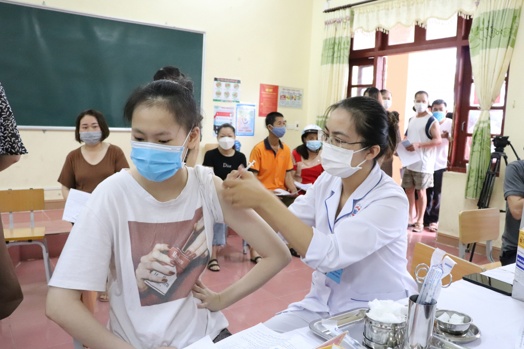 Quảng Ninh đang đẩy nhanh tiến độ tiêm vắc xin phòng Covid-19 cho người dân.