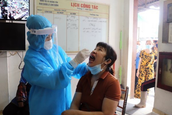Lấy xét nghiệm cho tiểu thương tại Chợ Rừng Quảng Yên.