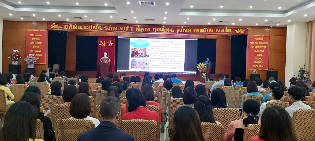Cán bộ LĐLĐ tỉnh tuyên tryền, tư vấn, phổ biến pháp luật cho đoàn viên, người lao động ngành Xây dựng.