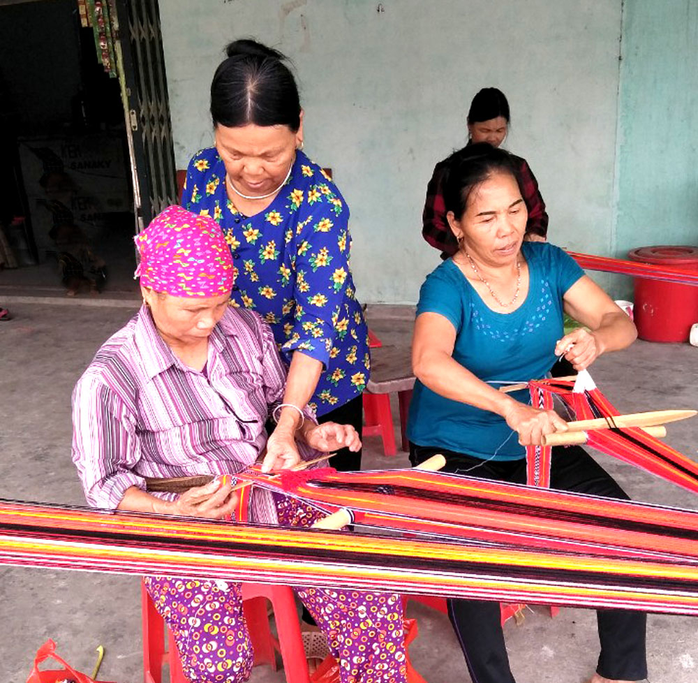 Bà Mai, thôn Khe Sú 1, đang truyền dạy cho người dân trong xã cách dệt thắt lưng người Dao