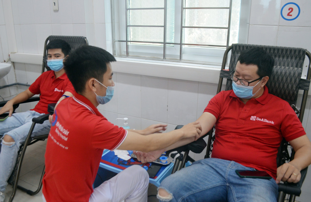 Cán bộ, nhân viên SeAbank Chi nhánh Quảng Ninh tham gia hiến máu tình nguyện tại Bệnh viện Bãi Cháy, tháng 8/2021.