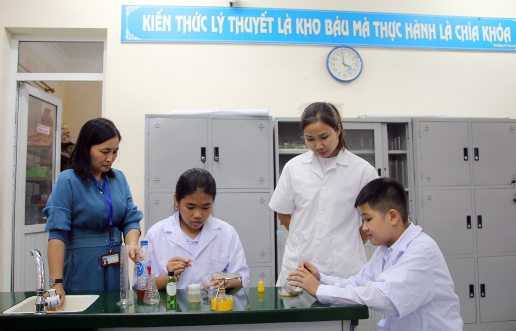Cô giáo Nguyễn Hoàng Kim Thanh (ngoài cùng, bên trái), Hiệu trưởng trường THCS Phong Cốc luôn quan tâm hỗ trợ, định hướng các nhóm giáo viên và học sinh sáng tạo các dự án, ý tưởng KHKT.