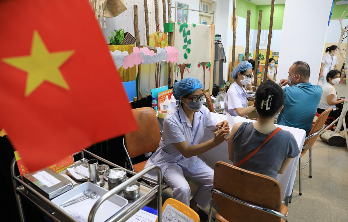 Tiêm chủng vaccine ngừa COVID-19 đang là giải pháp được áp dụng trên toàn thế giới để sớm phục hồi lại mọi hoạt động kinh tế-xã hội. (Ảnh: TTXVN/Vietnam+)