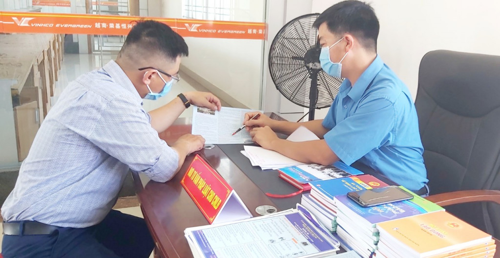 Tư vấn pháp luật cho CNLĐ tại Điểm tư vấn pháp luật cho CNLĐ ở KCN Cái Lân. Ảnh: Trung Anh