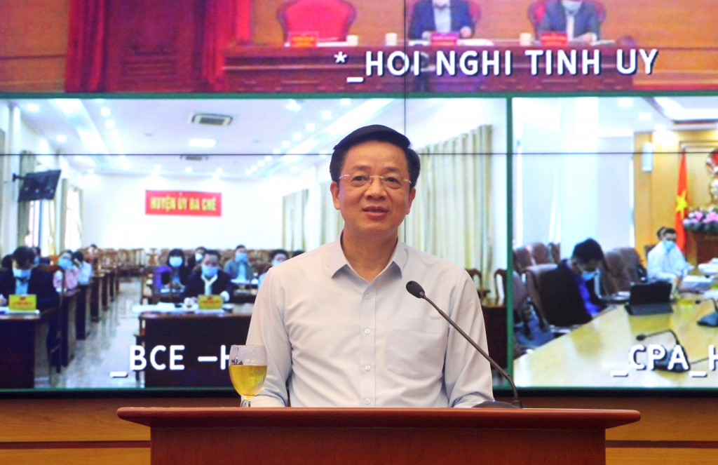 Đồng chí Nguyễn Văn Hồi, Trưởng Ban Dân vận Tỉnh ủy, Chủ tịch Ủy ban MTTQ tỉnh phát biểu tại hội nghị.
