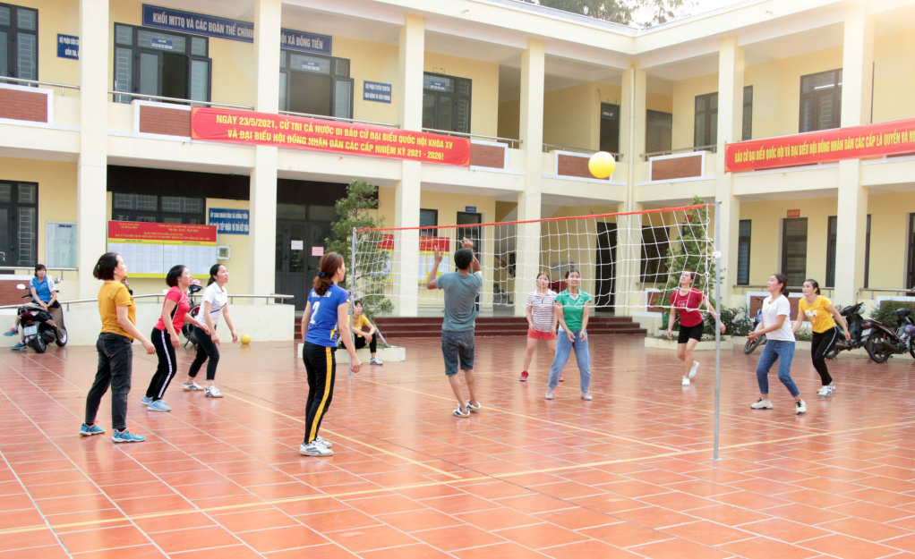 Các CLB bóng chuyền hơi khu dân cư tại huyện Cô Tô thường xuyên tập luyện, góp phần tạo  phong trào thể dục, thể thao sôi nổi.