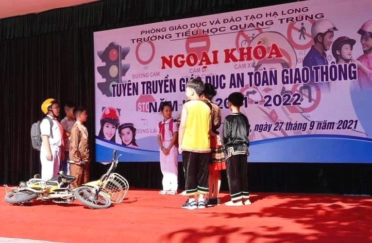 Tiểu phẩm xử lý tình huống của học sinh Trường Tiểu học Quang Trung tại buổi ngoại khóa tuyên truyền an toàn giao thông năm học 2021- 2022 do Trường phối hợp với Trung tâm Dạy kỹ năng sống- Công ty CP giáo dục sáng tạo Hạ Long tổ chức vào ngày 27/9/2021. Ảnh: Trường Tiểu học Quảng Trung.