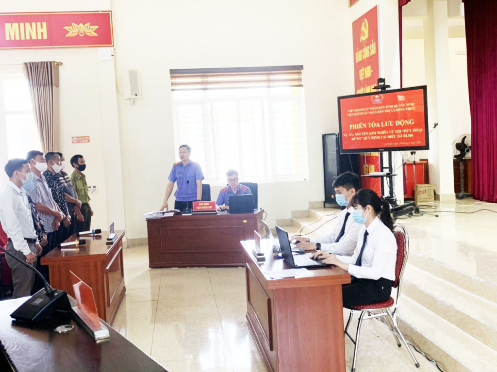 Kiểm sát viên VKSND TX Đông Triều thực hành quyền công tố trong xét xử vụ án hình sự tội