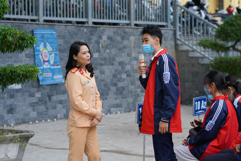 Học sinh Trường THPT Hòn Gai, TP Hạ Long đặt câu hỏi xử lý tình huống đối với cán bộ Đội Tuyên truyền xử lí vi phạm Phòng CSGT đường sắt, đường bộ tỉnh Quảng Ninh tại buổi ngoại khóa tuyên truyền, giáo dục ATGT do Trường phối hợp với Công an tỉnh Quảng Ninh tổ chức vào ngày 18/10/2021. Ảnh: Trường THPT Hòn Gai cung cấp.