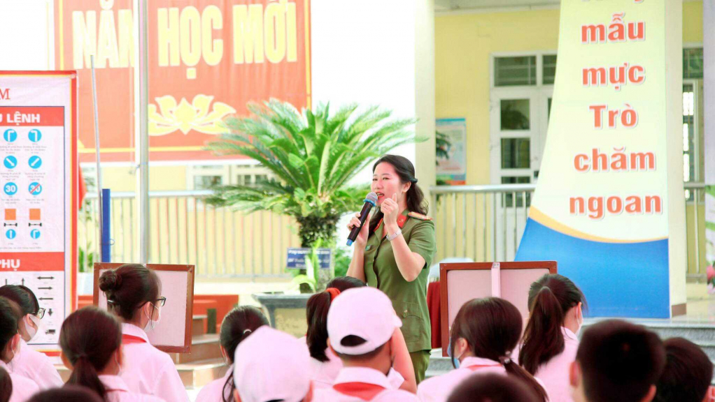 Công an phường Cẩm Thạch (Cẩm Phả) tuyên truyền ATGT cho HS trường THCS Chu Văn An, TP Cẩm Phả năm học 2021- 2022. Ảnh Lê Ly (Sở GD&ĐT)