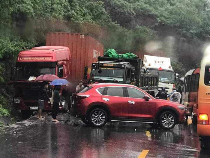 Nữ 9x lái ô tô vượt xe container gây tai nạn liên hoàn trên QL9 1