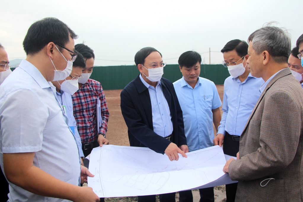 Đồng chí Nguyễn Xuân Ký, Ủy viên Trung ương Đảng, Bí thư Tỉnh ủy, Chủ tịch HĐND tỉnh kiểm tra công tác GPMB dự án đoạn đi qua TX Quảng Yên.