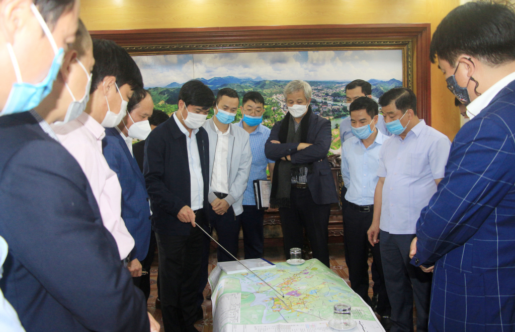 Đồng chí Nguyễn Tường Văn, Phó Bí thư Tỉnh ủy, Chủ tịch UBND tỉnh yêu cầu các sở, ngành, đơn vị liên quan nhanh chóng hoàn thiện, trình thẩm định điều chỉnh Quy hoạch chung xây dựng mở rộng thị trấn Tiên Yên. Ảnh: Mạnh Trường