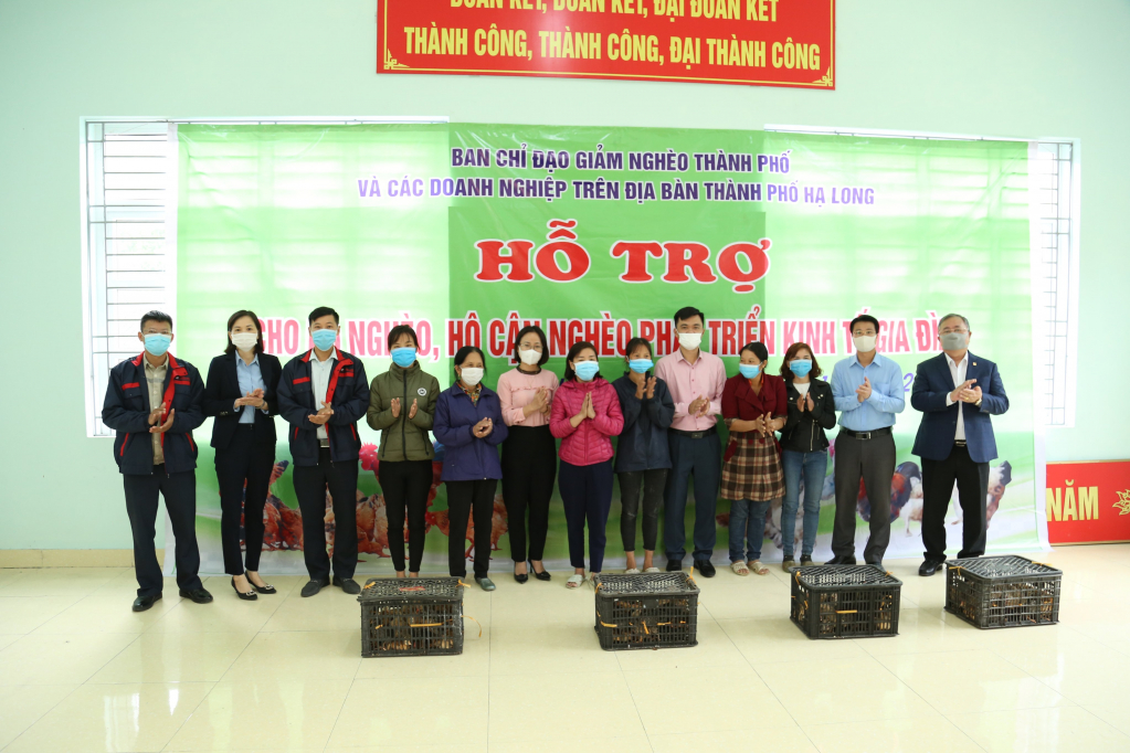Thành phố Hạ Long trao tặng gà giống cho các hộ nghèo ở xã Hòa Bình vào tháng 10/2021 để các hộ phát triển chăn nuôi vươn lên thoát nghèo.