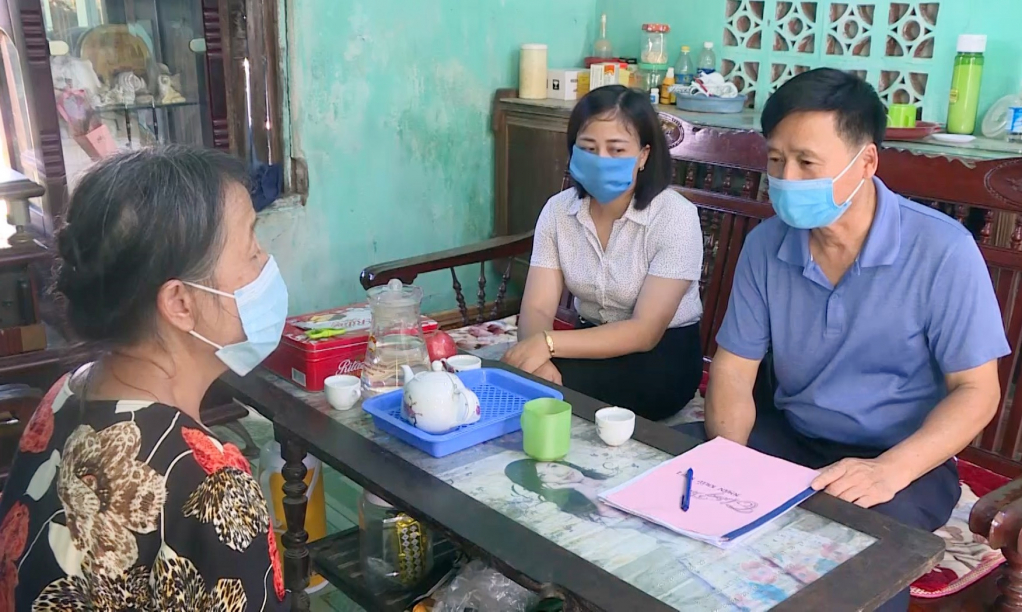 Ông Đàm Quang Thanh, Bí thư Chi bộ, trưởng khu 3, TT Cái Ròng, huyen Vân Đòn vận động tuyen truyen nguoi dân thuc hien phòng chống covid-19