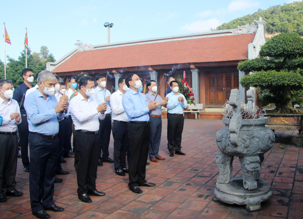 Đồng chí Nguyễn Xuân Ký, Ủy viên Trung ương Đảng, Bí thư Tỉnh ủy, Chủ tịch HĐND tỉnh cùng đoàn đại biểu dâng hương.