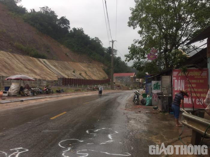 Xe mô tô đấu đầu xe gắn máy, 3 thanh niên tử vong tại chỗ 1