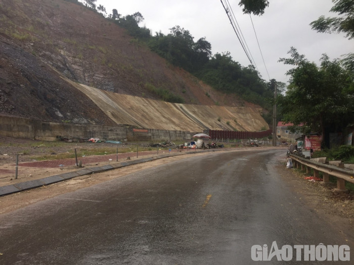Xe mô tô đấu đầu xe gắn máy, 3 thanh niên tử vong tại chỗ 2