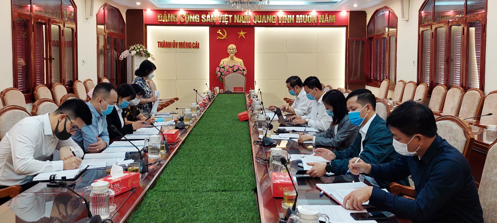 Đoàn thẩm định làm việc tại TP Móng Cái.