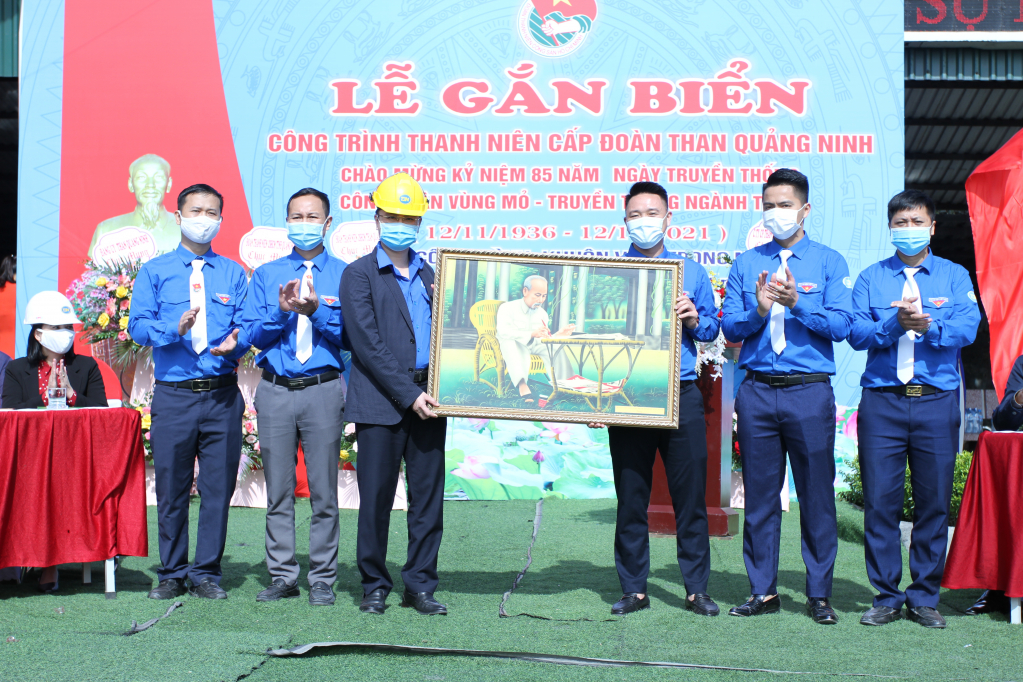 Lãnh đạo Tỉnh đoàn tặng quà chúc mừng công trình đã hoàn thành.