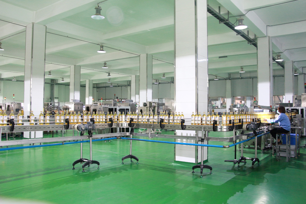 Sản xuất dầu ăn tại Công ty TNHH Dầu thực vật Cái Lân. Ảnh: Mạnh Trường