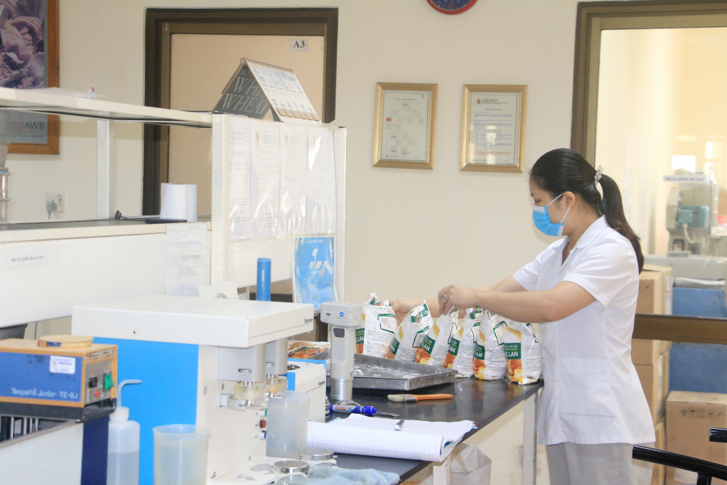 Kiểm tra quy trình đóng gói bột mỳ tại Nhà máy sản xuất bột mỳ Vimaflour. Ảnh: Mạnh Trường