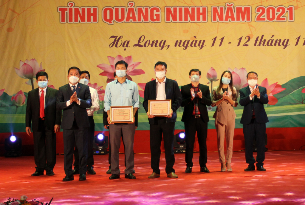 Lãnh đạo Sở Văn hóa- Thể thao trao giải toàn đoàn cho các địa phương.