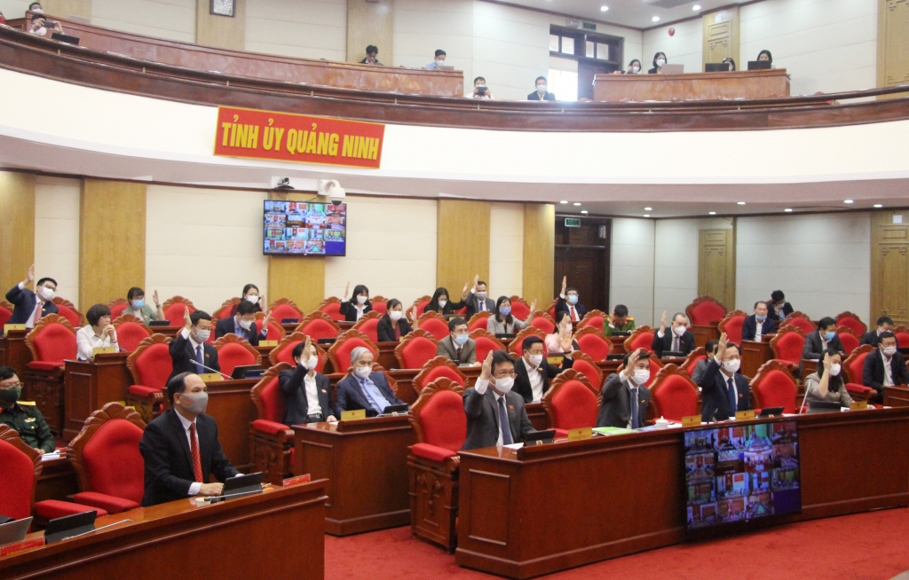 các đại biểu tham dự trực tiếp tại hội trường và trực tuyến tại các địa phương biểu quyết thông qua các nghị quyết.
