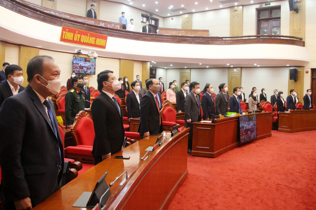 Các đại biểu làm lễ chào cờ bế mạc kỳ họp.
